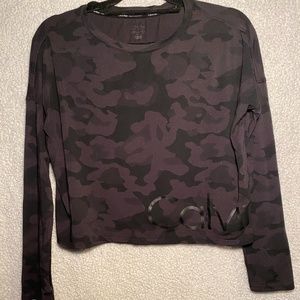 CALVIN KLEIN Cropped Long Sleeve Camo Top